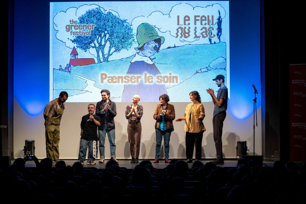 Photo de la conférence spectacle ou les artistes et intervenants saluent le public.