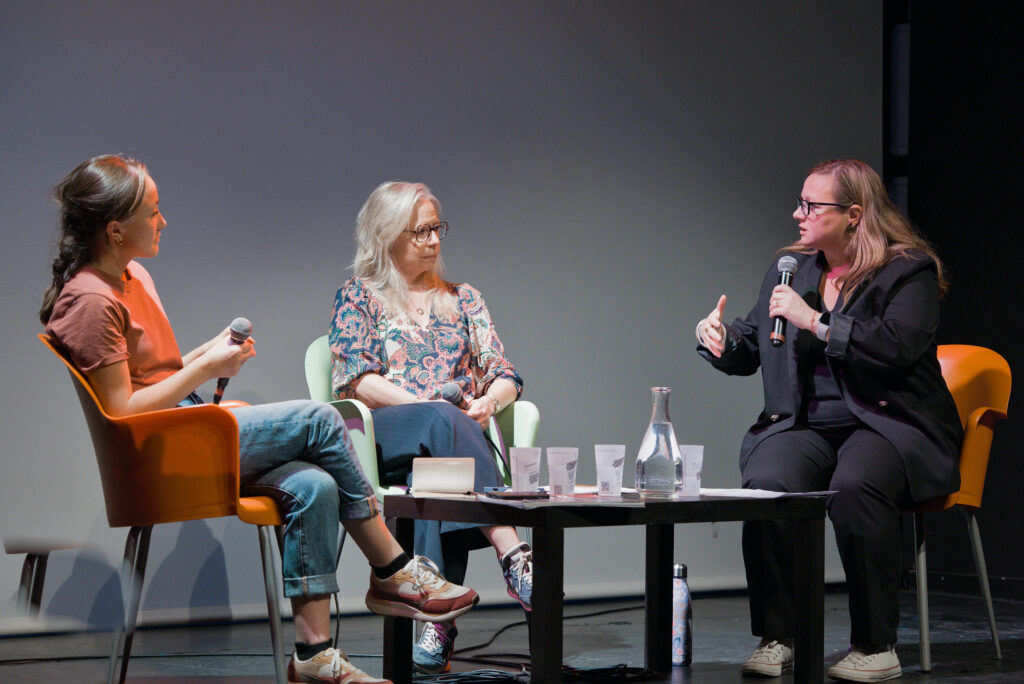 Célie Caraty de QuotaClimat, Sophie Roland de Vert Le Média et Florence Gault d'en Un battement d'aile lors de la conférence plénière de 2026